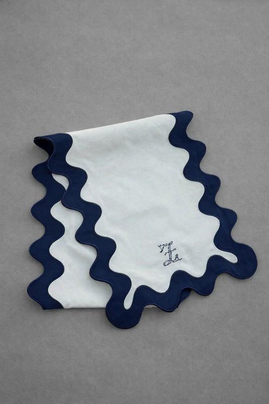 Chemin de table bleu brodé avec bordure wave élégante