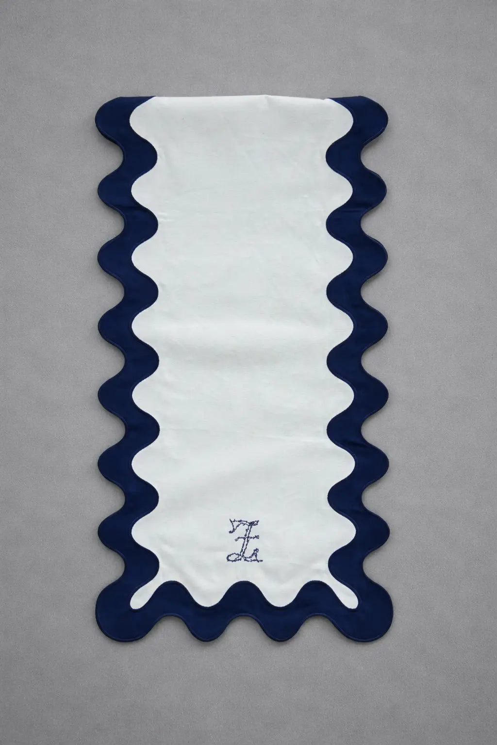 Chemin de table blanc et bleu brodé avec finition wave, vue à plat