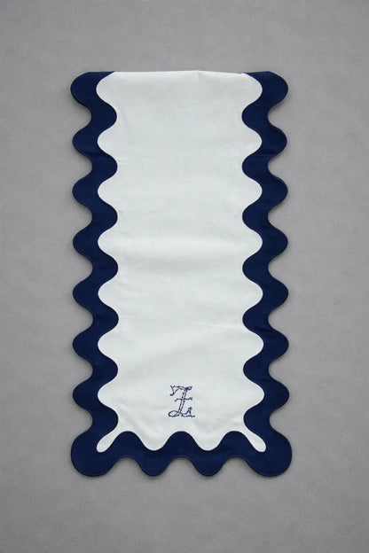 Chemin de table blanc et bleu brodé avec finition wave, vue à plat